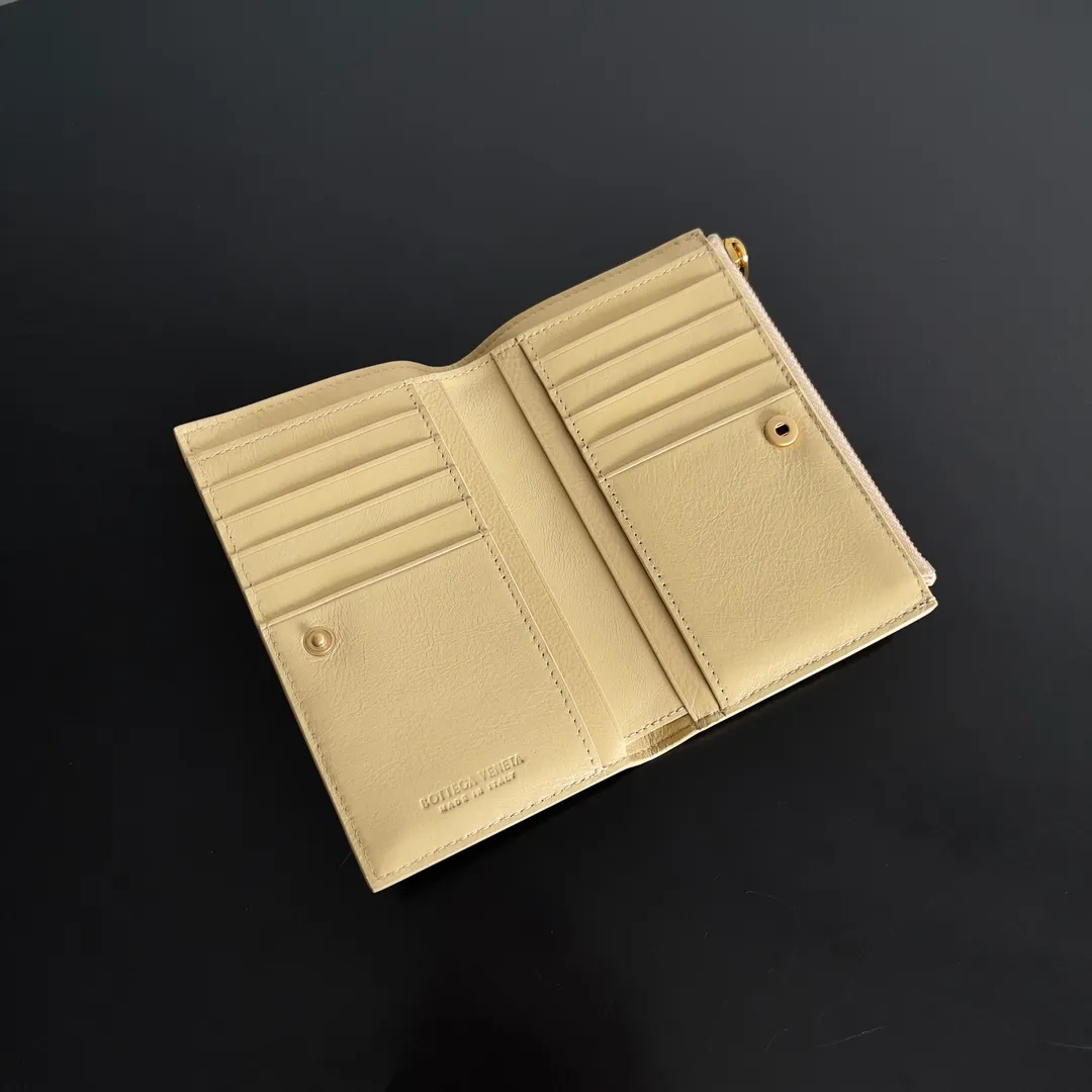 Batch 960 of BOTTEGA VENETA’s new woven small wallets are now shipping! ! ! 🥰🥰Made of carefully selected first-layer sheepskin fabric, this small luxury wallet has an elegant appearance and is also full of practicality. It can store change, driver's license and various cards at the same time. It is so small that it can be put in your pocket and carried with you. It is really convenient [Applause][Applause] Style No.: 667468 Size: 14.5*9.3*2cm